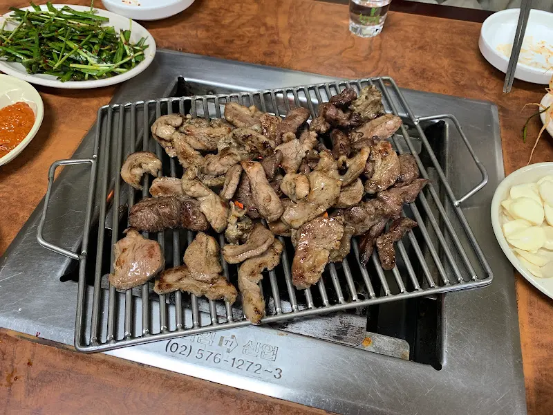 숯불 위에서 구워지고 있는 토시살