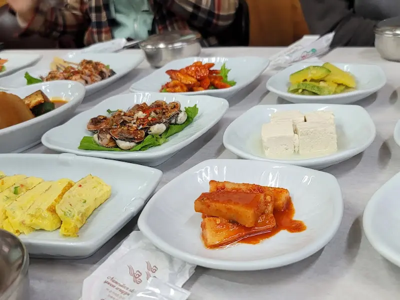 한 상 가득 차려진 반찬들