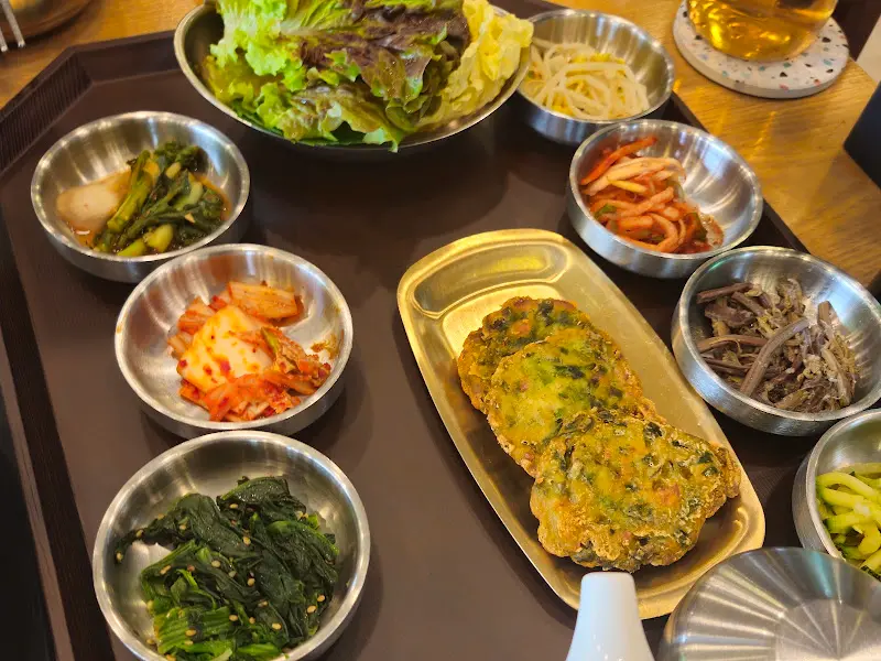 다채로운 밑반찬 구성