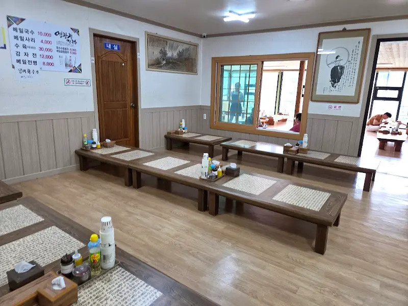 정갈하게 세팅된 테이블