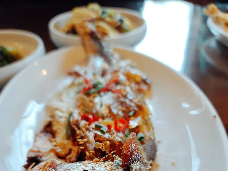 윤기가 흐르는 황태구이: 겉은 바삭하고 속은 촉촉해 보인다.