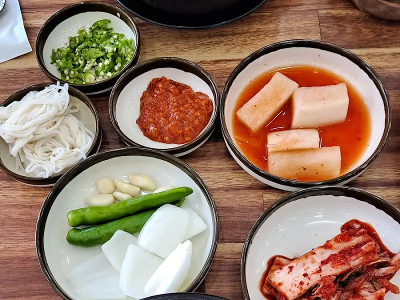 돼지국밥과 함께 즐기는 푸짐한 밑반찬