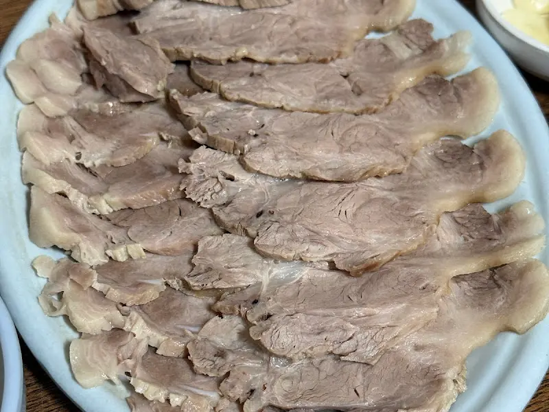 얇게 썰린 편육의 모습