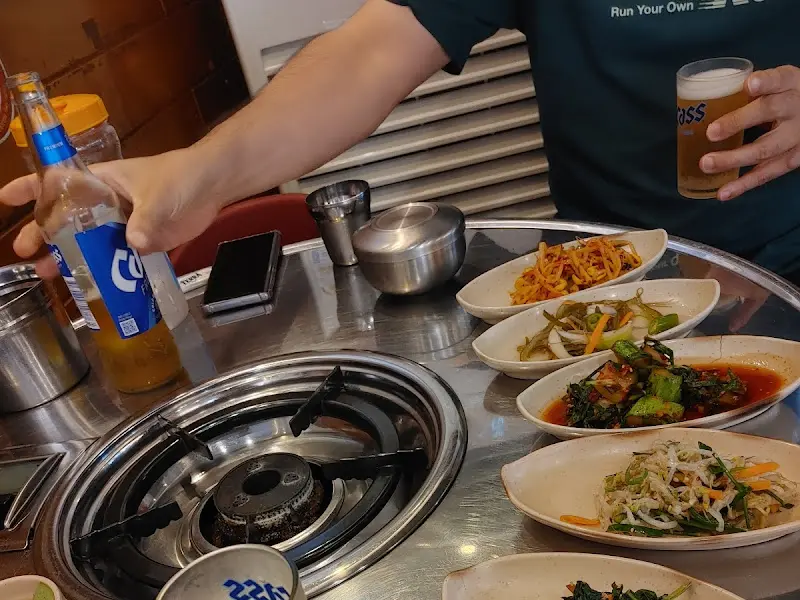 밑반찬과 함께 차려진 알탕 테이블