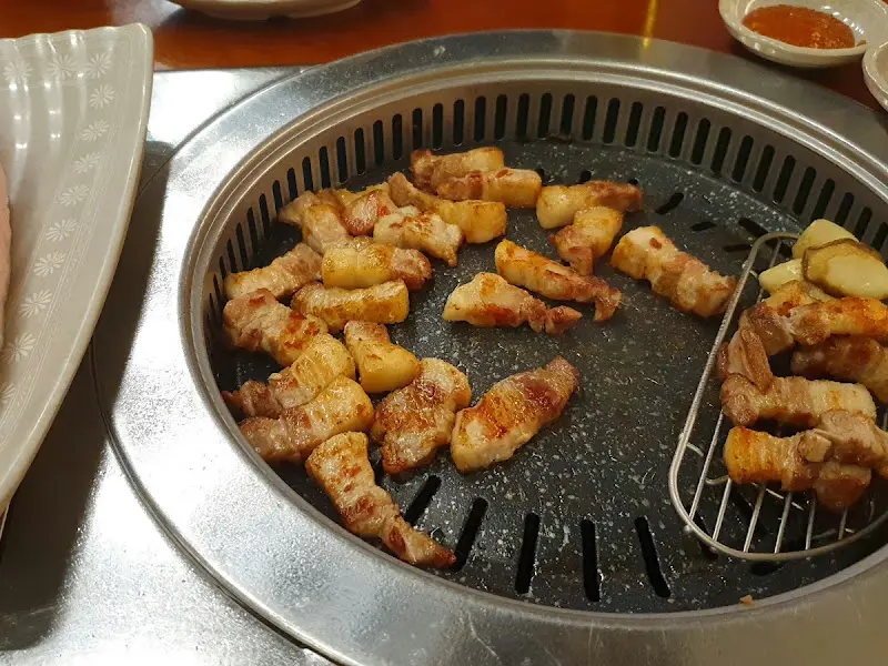 고반식당 서면점의 불판 위에서 먹기 좋게 잘려 구워진 돼지고기의 모습