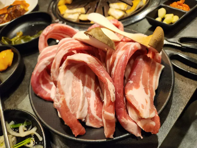 접시에 담긴 삼겹살