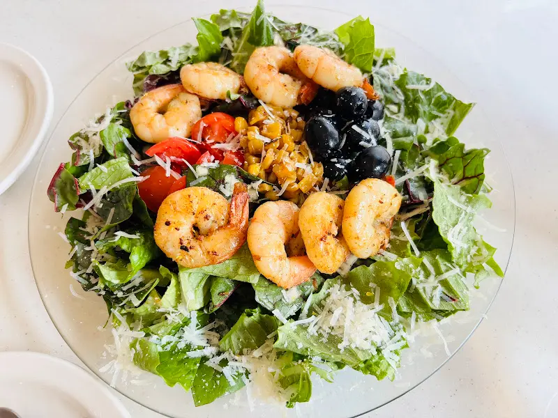 싱싱한 새우가 듬뿍 올라간 샐러드