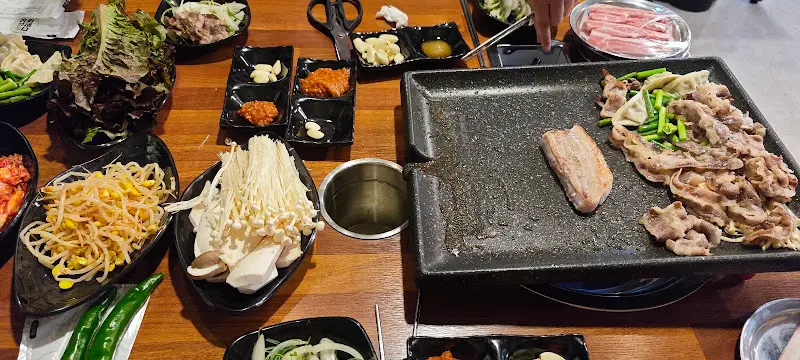 테이블 위에 놓인 다양한 쌈 채소와 소스들