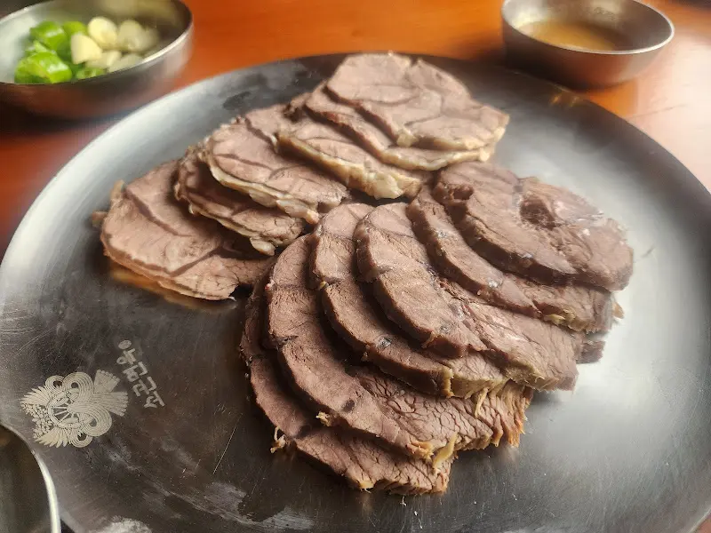 윤기가 흐르는 수육