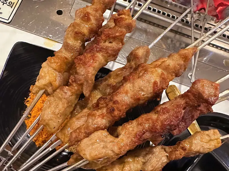 노릇하게 구워진 양꼬치의 클로즈업