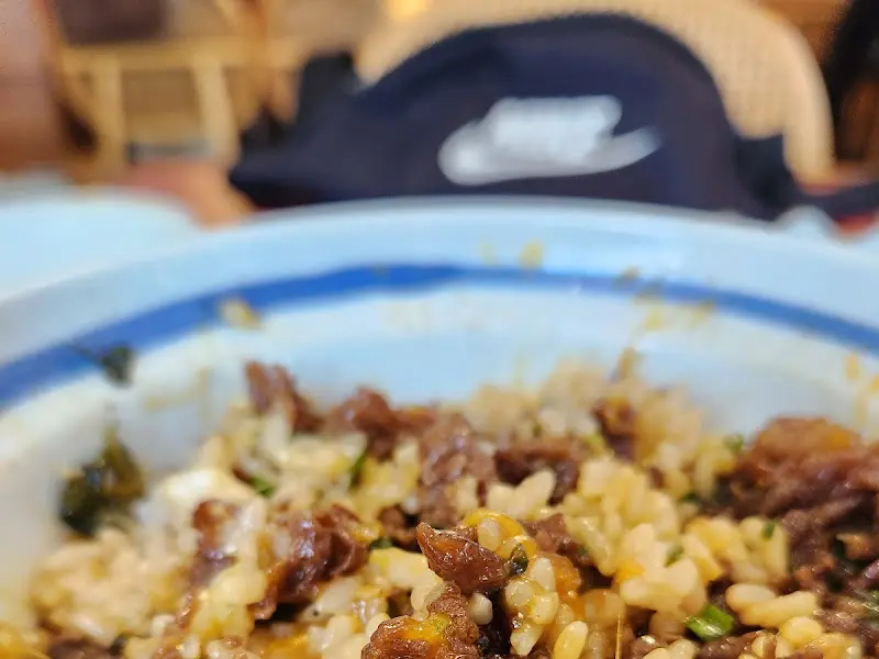 노른자를 톡 터뜨린 꽃등심 덮밥