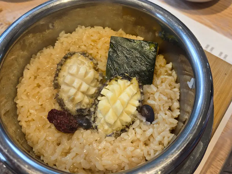 윤기가 흐르는 솥밥