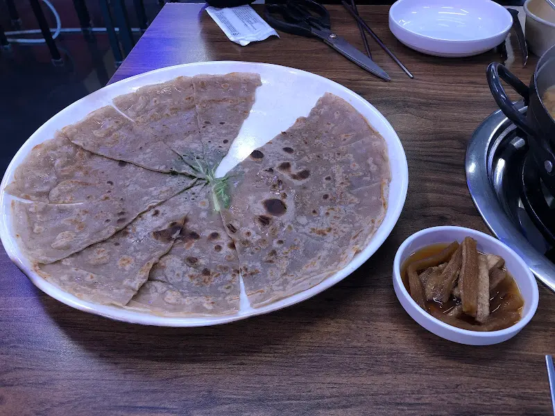 먹기 좋게 잘려 나온 메밀전