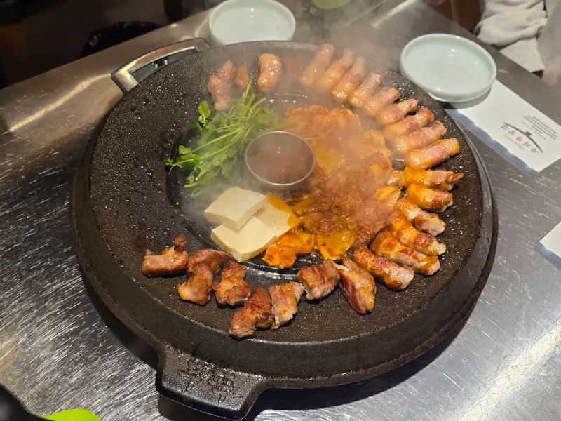 솥뚜껑 위의 김치와 삼겹살