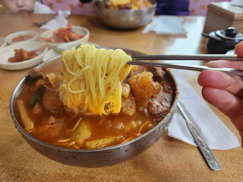 젓가락으로 면 들어올리는 모습