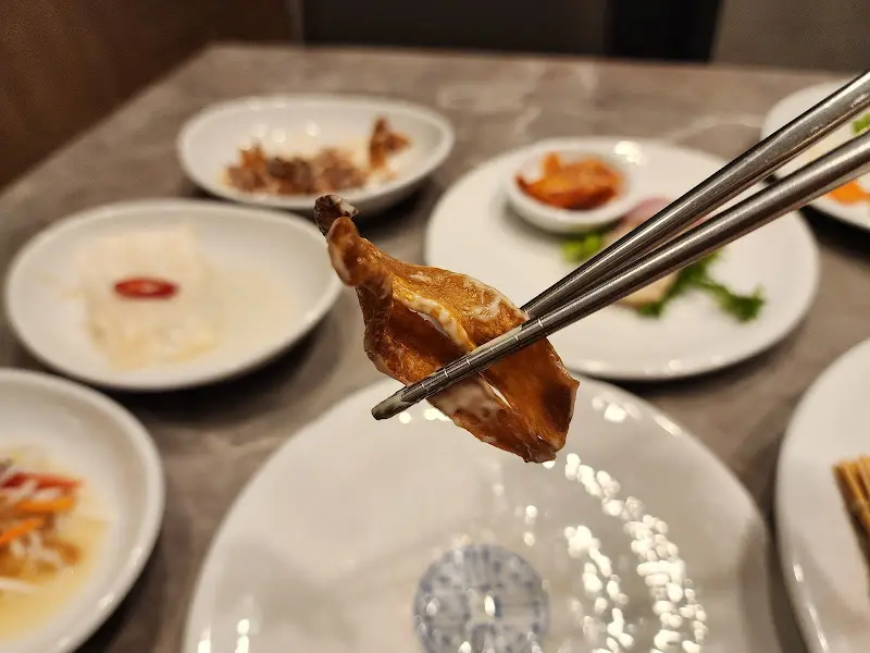 보리굴비를 들어올리는 젓가락