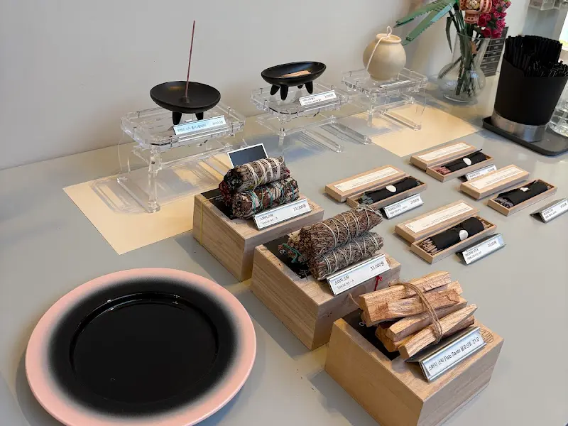 다양한 종류의 향과 받침대가 진열된 모습