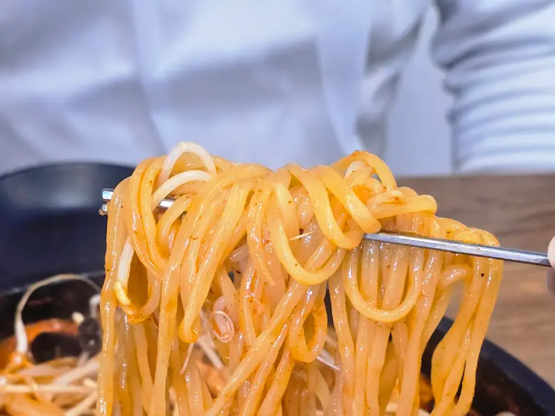 돌짬뽕 면발을 들어올린 모습