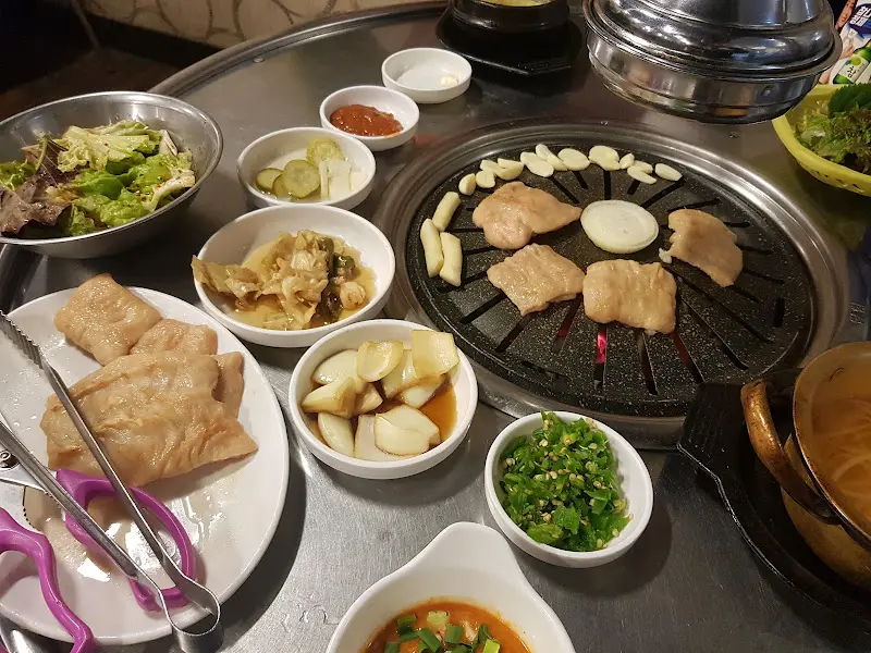 다채로운 밑반찬과 막창이 구워지고 있는 테이블 전경