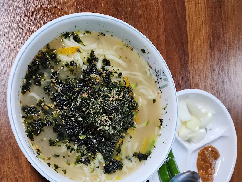 칼국수와 밑반찬