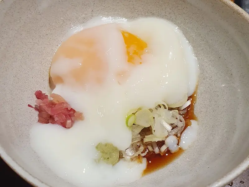 계란 요리가 담긴 작은 그릇. 흰자와 노른자가 부드럽게 어우러져 있다.