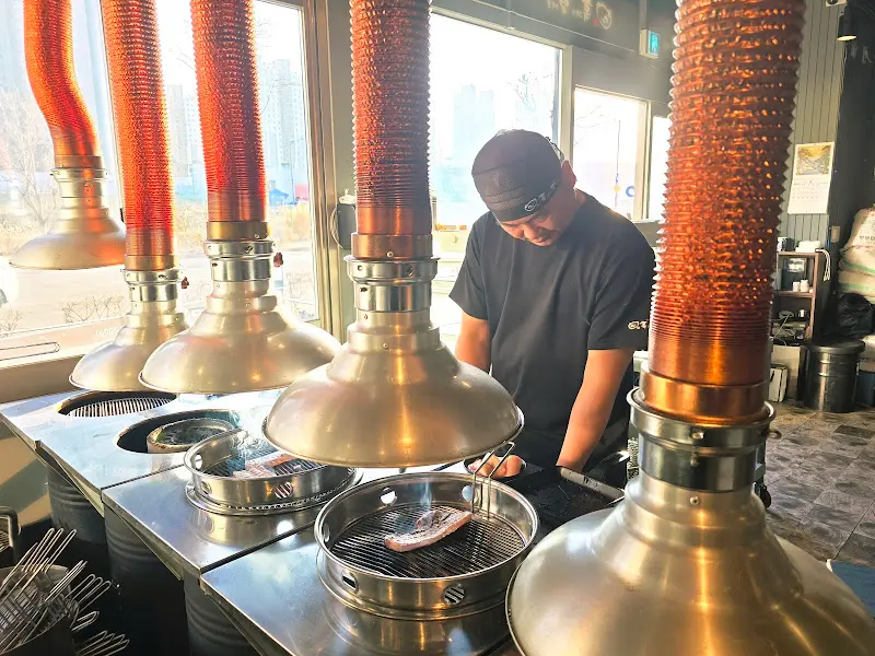 전문가의 손길이 느껴지는 고기 초벌 공간