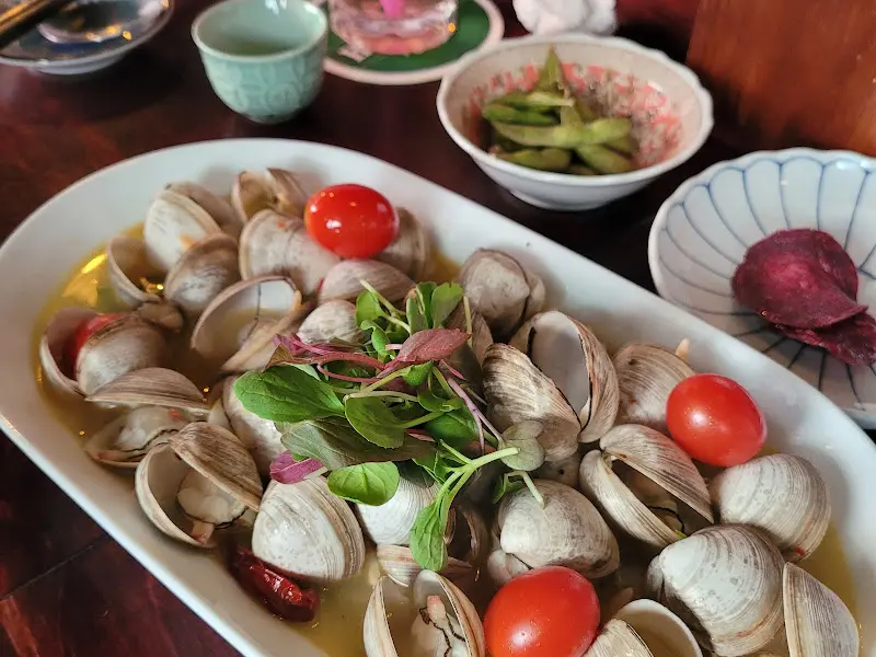 싱싱한 조개들이 가득 담긴 조개탕
