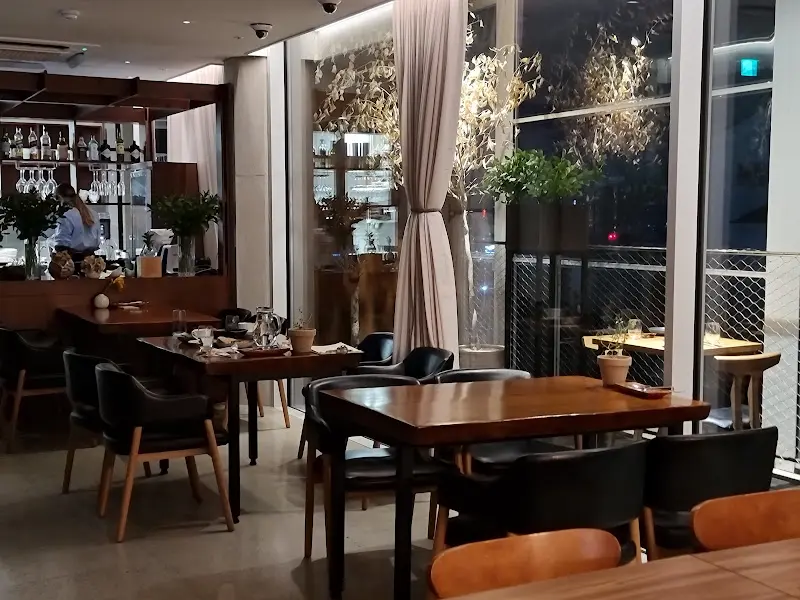 에스메로 내부 테이블 좌석