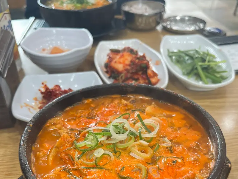 얼큰 순대국과 기본 반찬