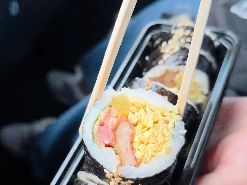 젓가락으로 김밥을 집는 모습