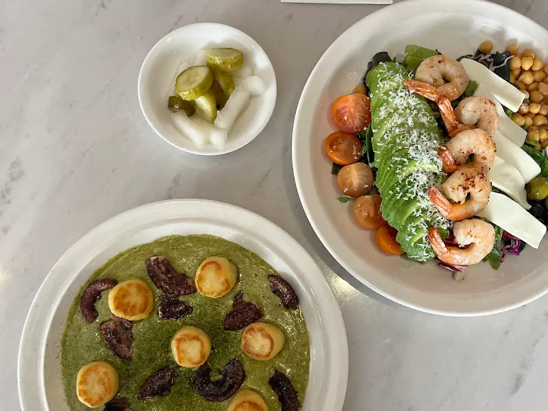 감태 페스토 문어 뇨끼와 아보카도 쉬림프 샐러드