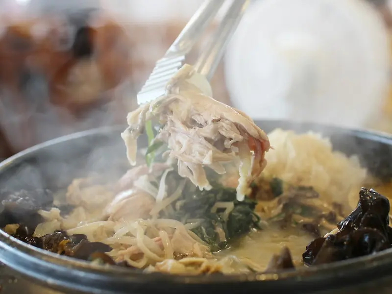 해산물과 닭고기가 푸짐하게 들어간 해신탕