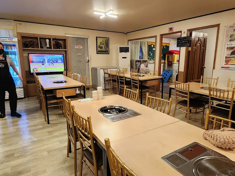 깔끔하게 정돈된 밀천지 칼국수 내부