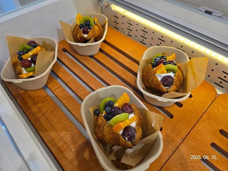 과일이 듬뿍 올라간 빵