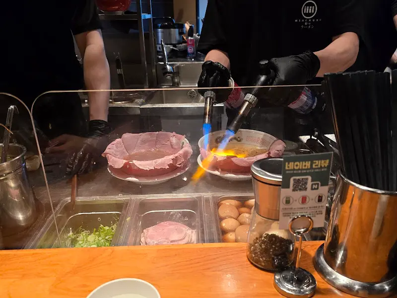 불 맛을 입히는 멘츠루 요리사