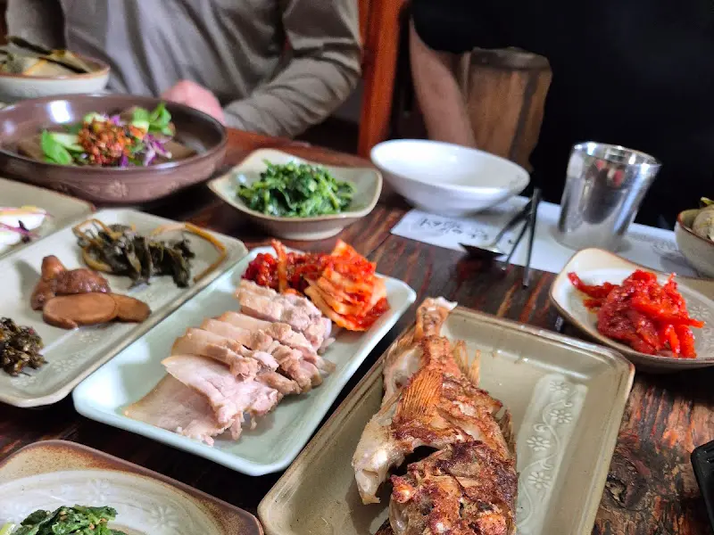 푸짐한 한상차림, 울산 가랑잎새의 연잎밥 정식