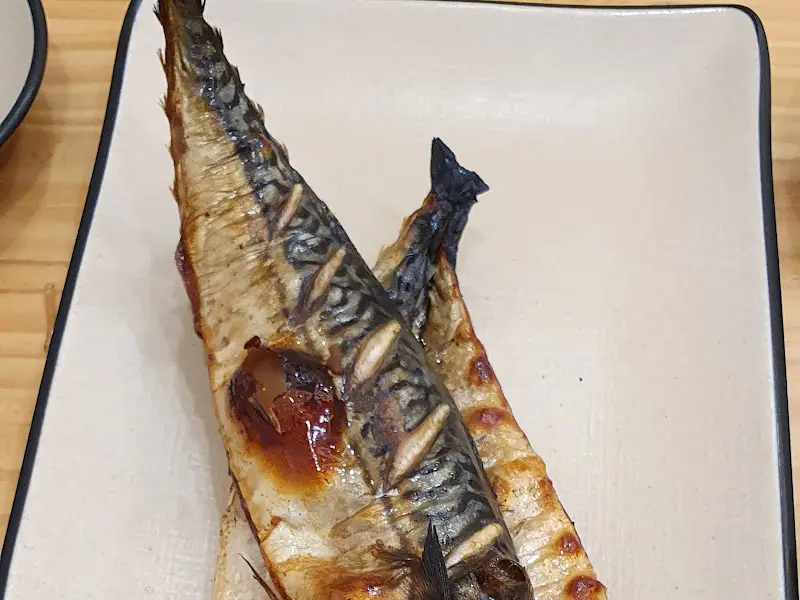 노릇하게 구워진 고등어 구이