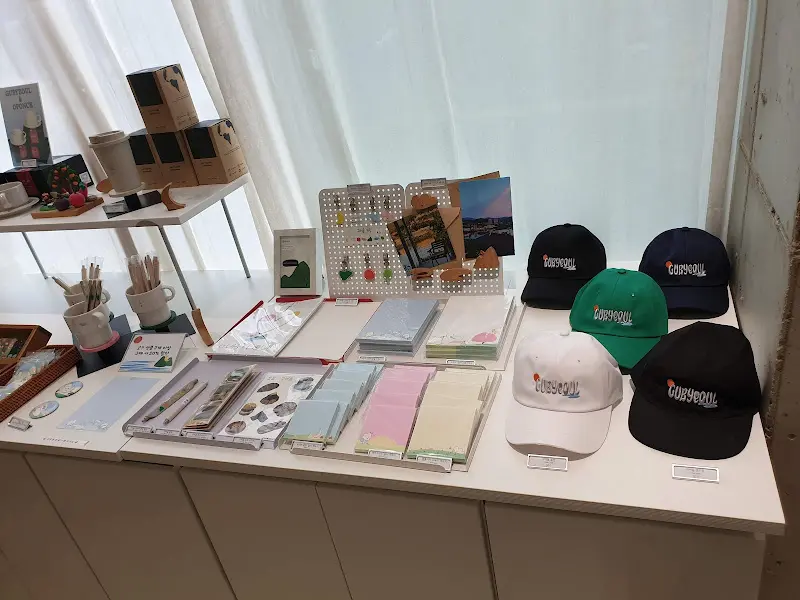 구벼울에서 판매하는 다양한 기념품들