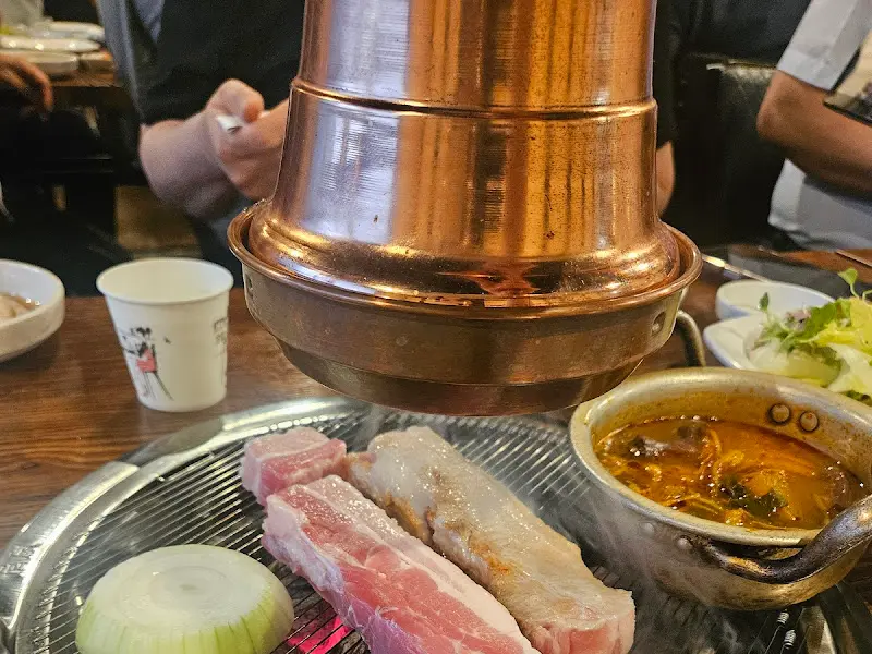 고기, 양파, 마늘을 함께 구워 먹는 모습