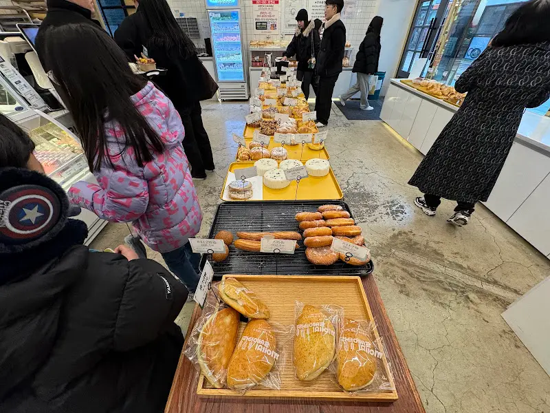 빵을 고르는 사람들