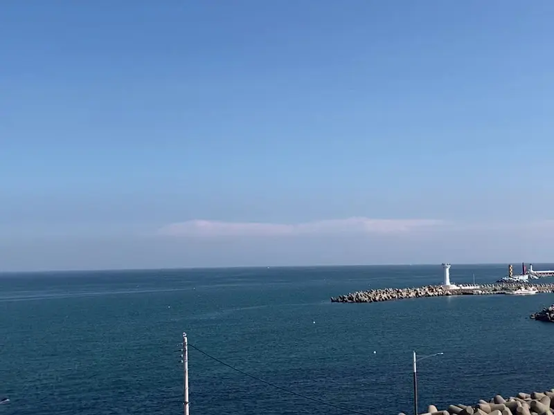 푸른 바다와 등대가 보이는 아름다운 풍경