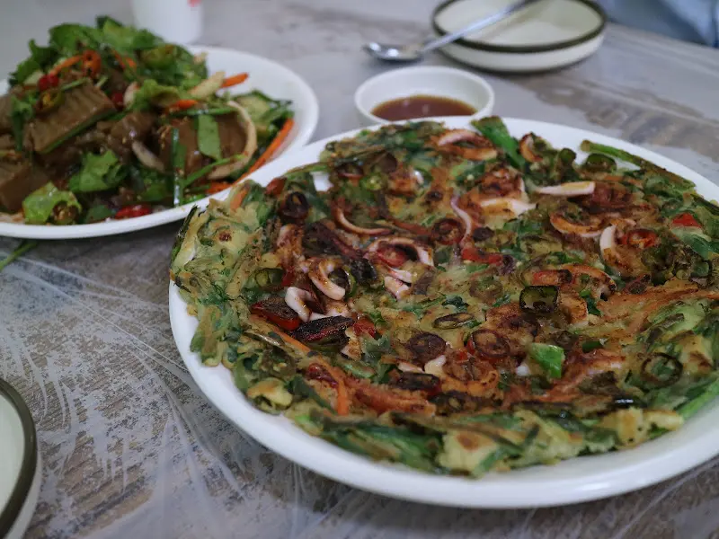 모산재 식당의 도토리묵과 해물파전