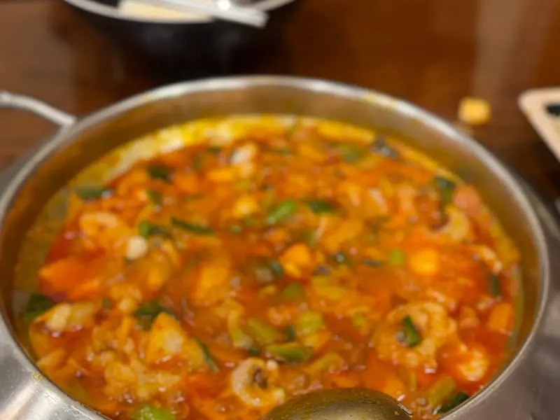 매콤한 국물이 자작하게 끓고 있는 낙곱새