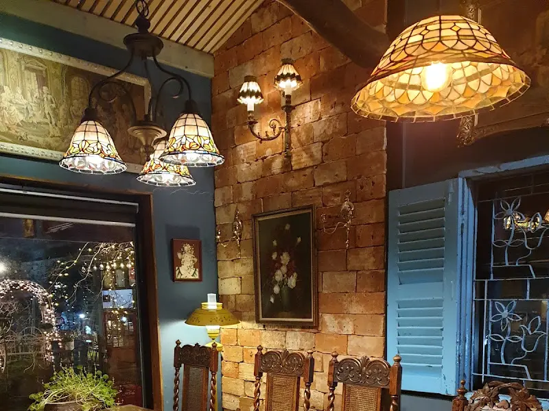 앤틱 조명과 가구들이 어우러진 카페 내부
