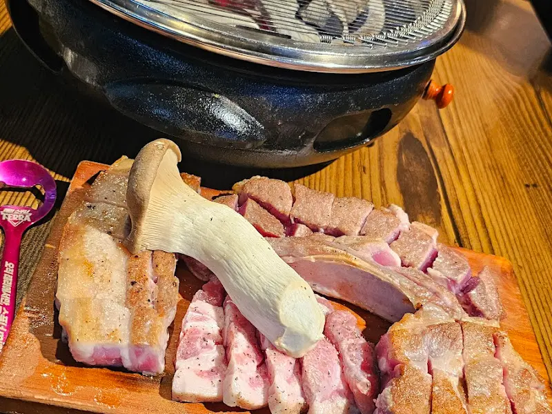 초벌되어 나오는 고기의 모습