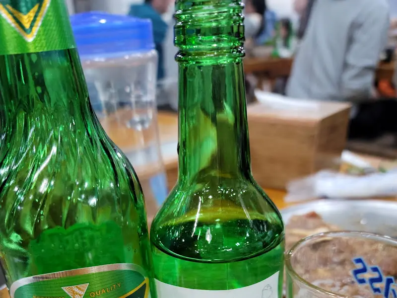 테이블 위 소주 병