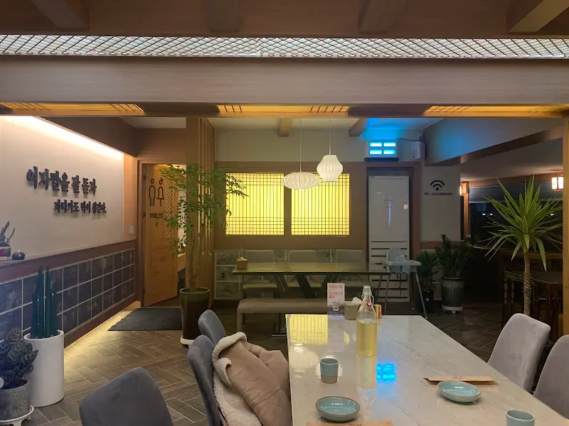 깔끔하고 모던한 분위기의 식당 내부