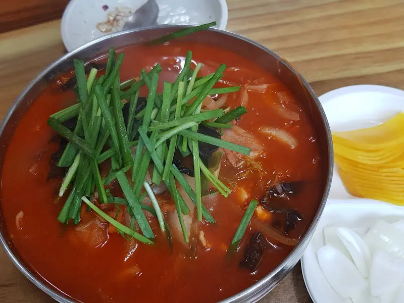 싱싱한 해산물이 가득 들어간 짬뽕