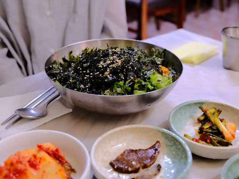 싱싱한 해산물이 가득한 멍게비빔밥