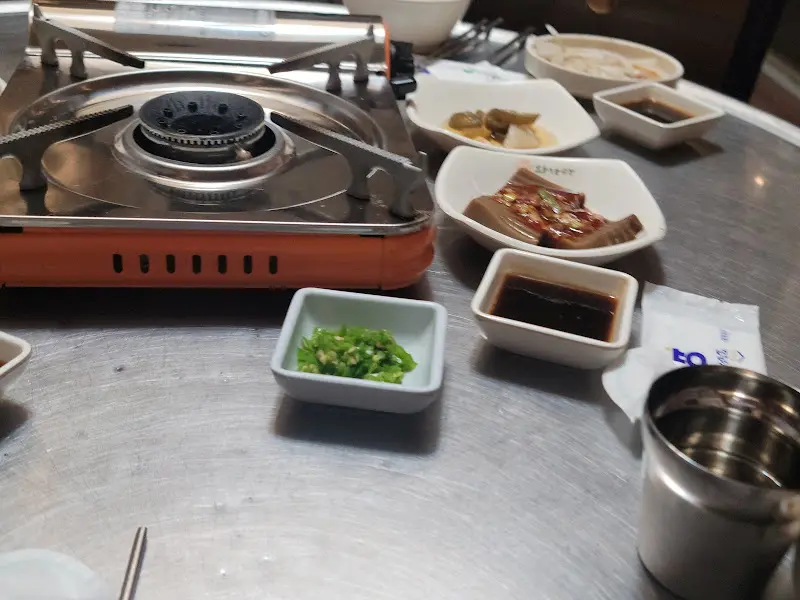 기본 반찬 세팅과 테이블 모습